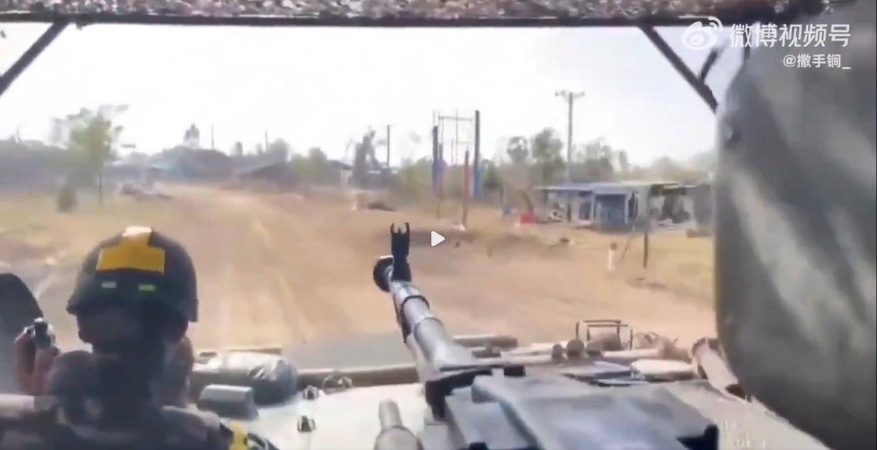 泰国陆军的85式装甲车在泰柬边境巡逻，车顶有一挺54式重机枪。85式装甲车是我国