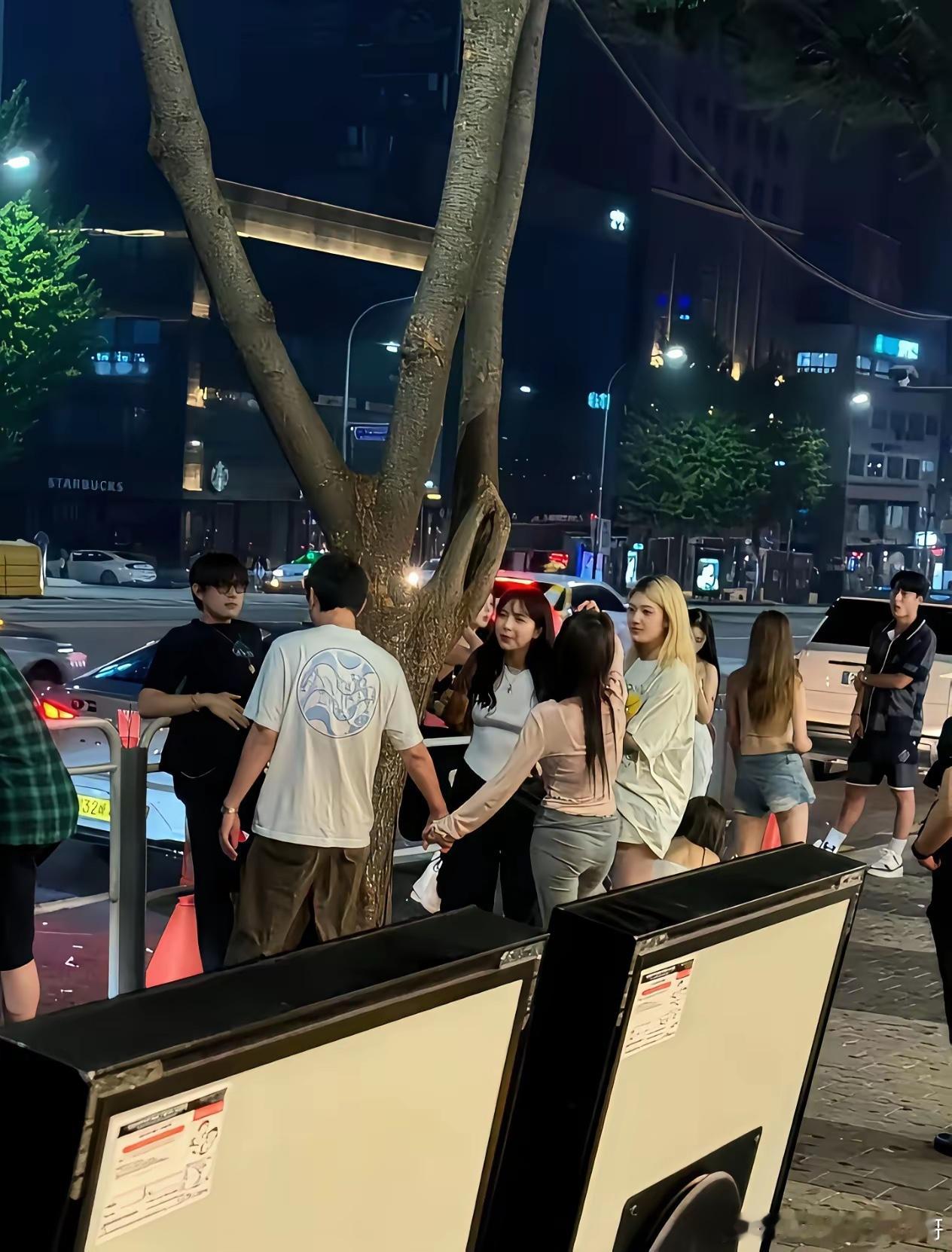 实在是看不懂！王思聪为啥每天都是跟女孩子混在一起吃喝玩乐，咋就不趁着年轻干一翻大