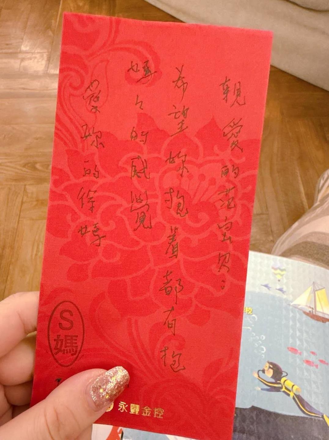 黄春梅露面了，气色不错。这个中秋节，她送给范玮琪一个抱枕，是她亲手织的。还有一张