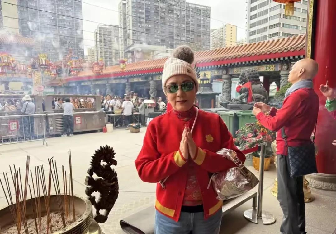 汪明荃和丈夫在大年初四前往寺庙祈福，夫妻俩身子挺拔硬朗，步履矫健，精气神十足。他