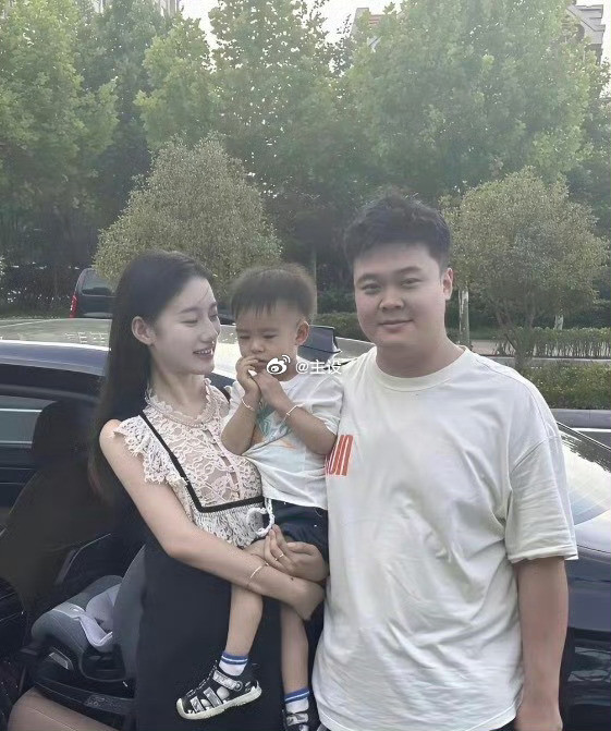 这孩子多像爸爸，你觉得呢