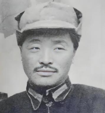 贺龙病重坐轿子行军，军中有叛徒准备趁机谋杀他，其趁轿夫不在时，向轿子里狂开10余