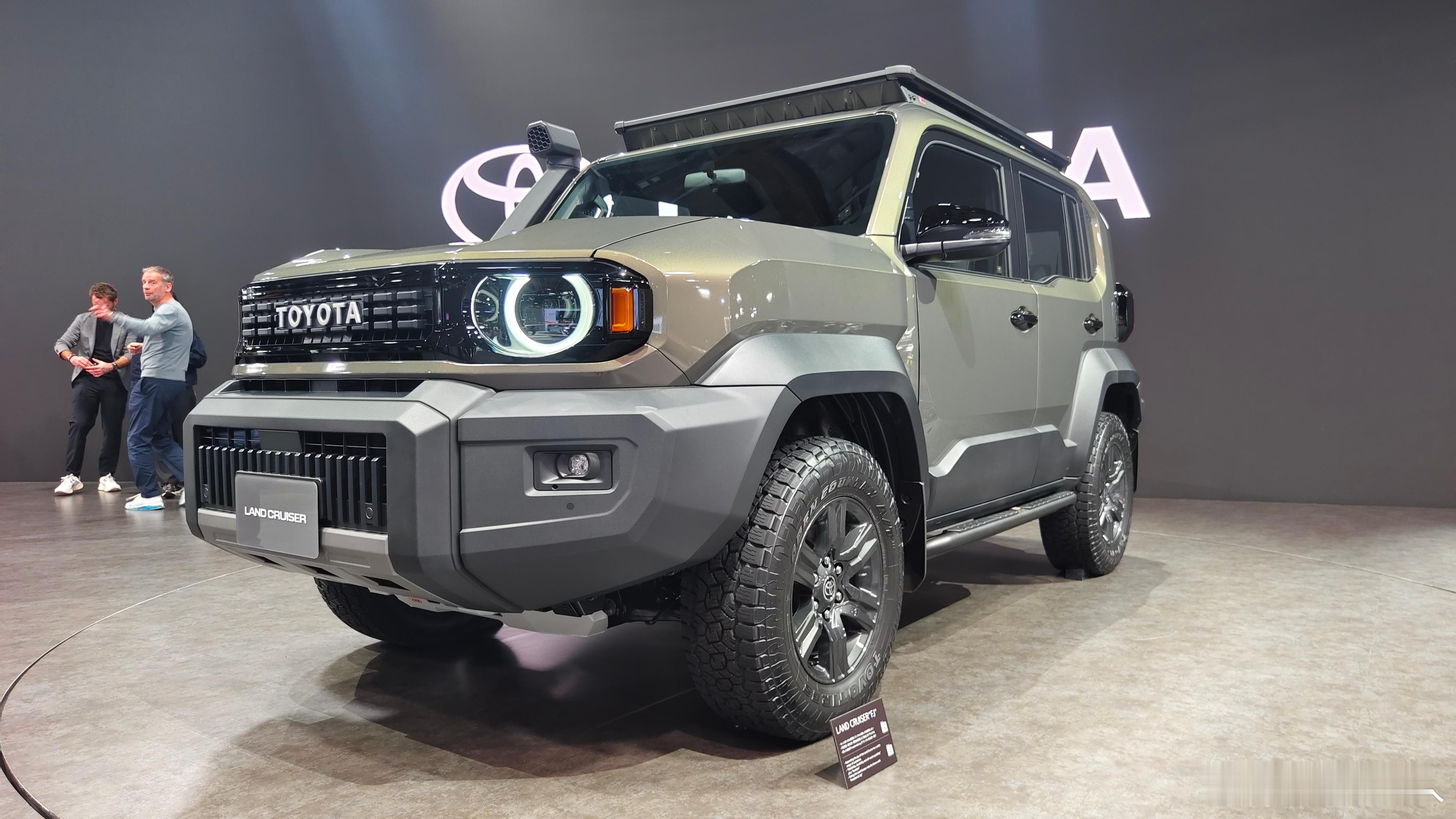 东京车展太漂亮了，今天终于看到它了……话说这个门也正常了，老FJ的那个马车门，