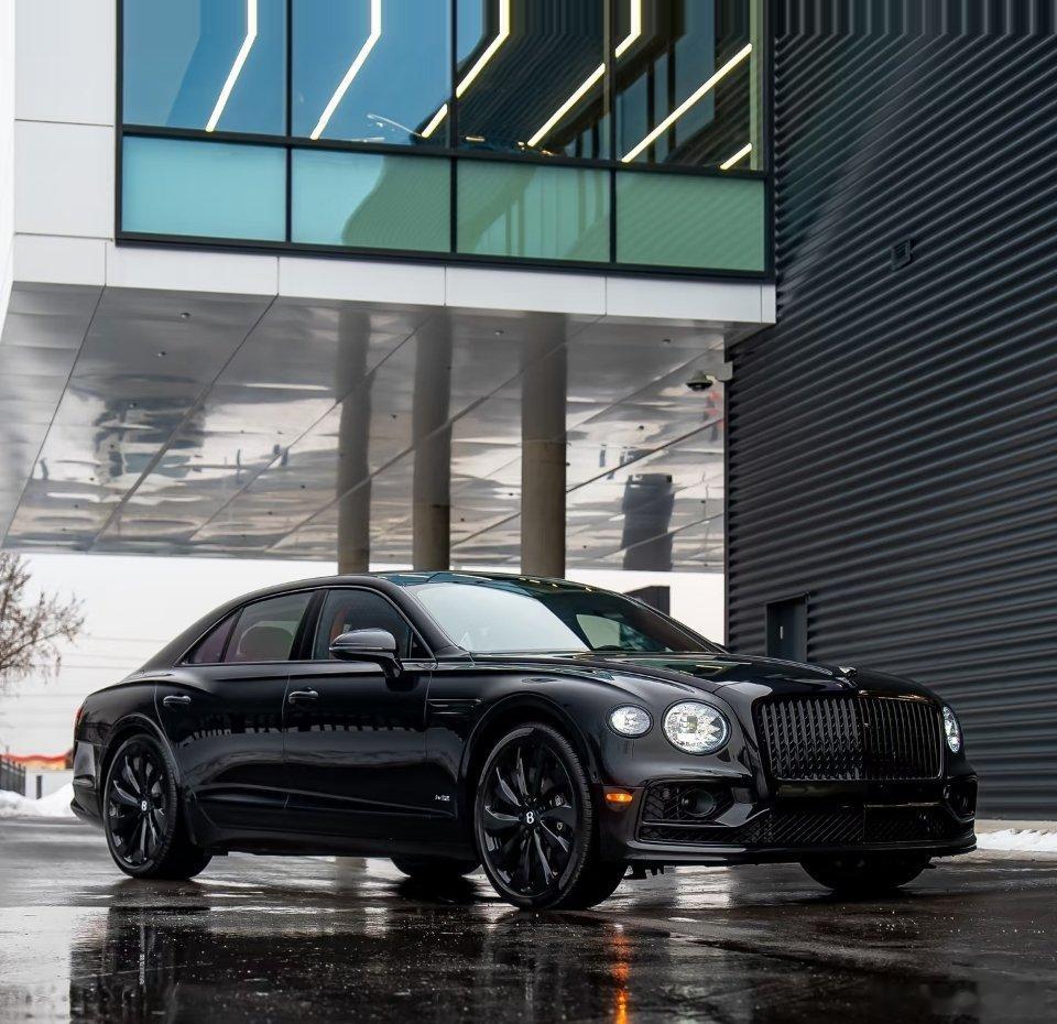 外观设计：采用宾利标志性的宝石黑车漆，搭配黑色多辐式轮毂，气场沉稳而富有力量感。