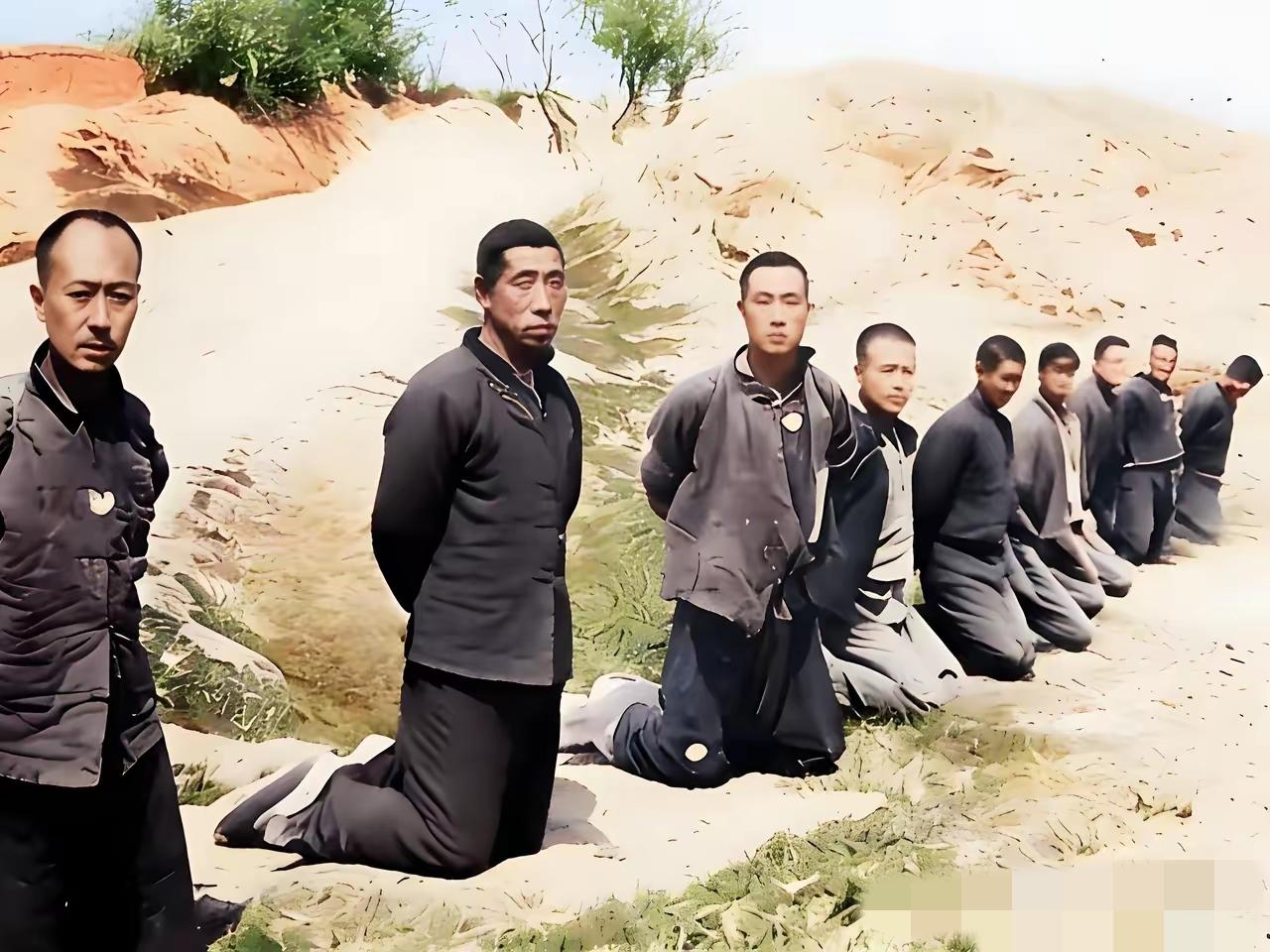 1937年12月南京沦陷后，日军在南京郊外的土坡处，屠杀九名化装成老百姓的中国军