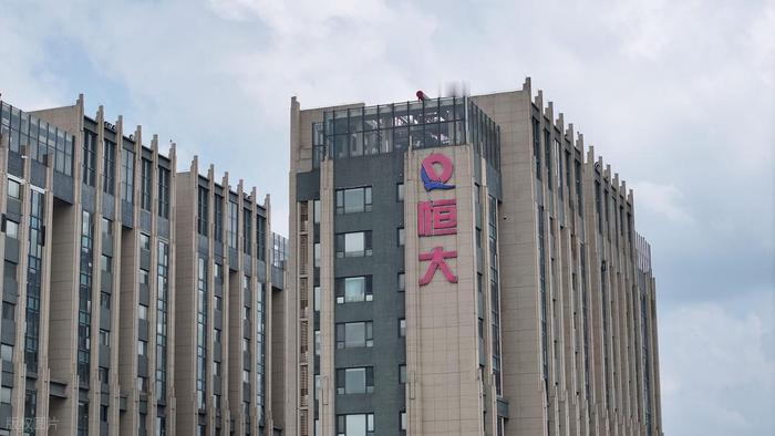 许家印被判无期，消息传出后对地产圈子造成极大冲击，很多人猜测恒大的高管或许会彻夜