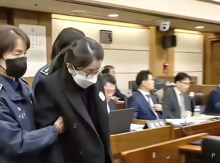 尹锡悦的妻子∽金建希。曾经风光无限，一时无两。春风十里，上流社会的主角。