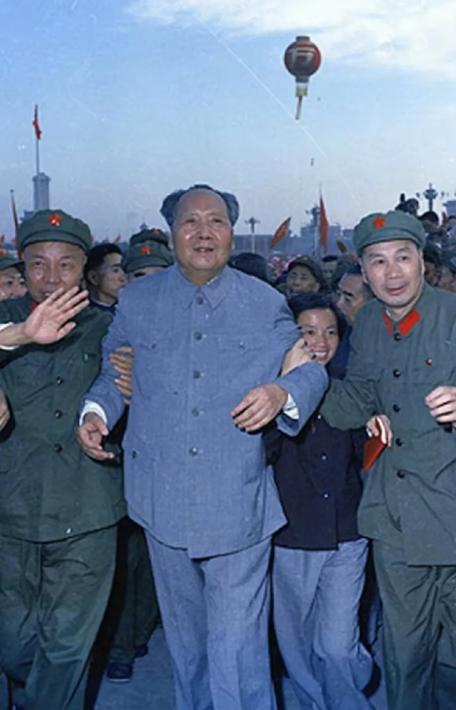 搀扶毛主席的两位将军都是毛主席的爱将。画面中伟人满面红光，神采奕奕，两位将军左右