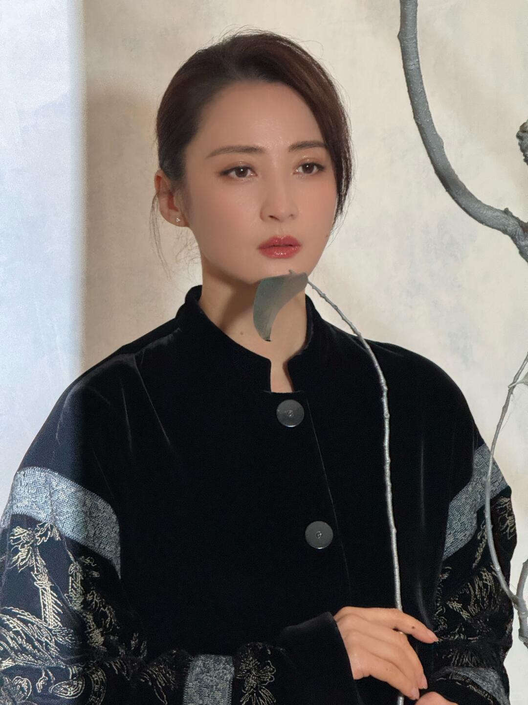 女人50岁还有蒋勤勤这个状态，就值得炫耀一辈子了。年轻时也是颜值巅峰，满脸的