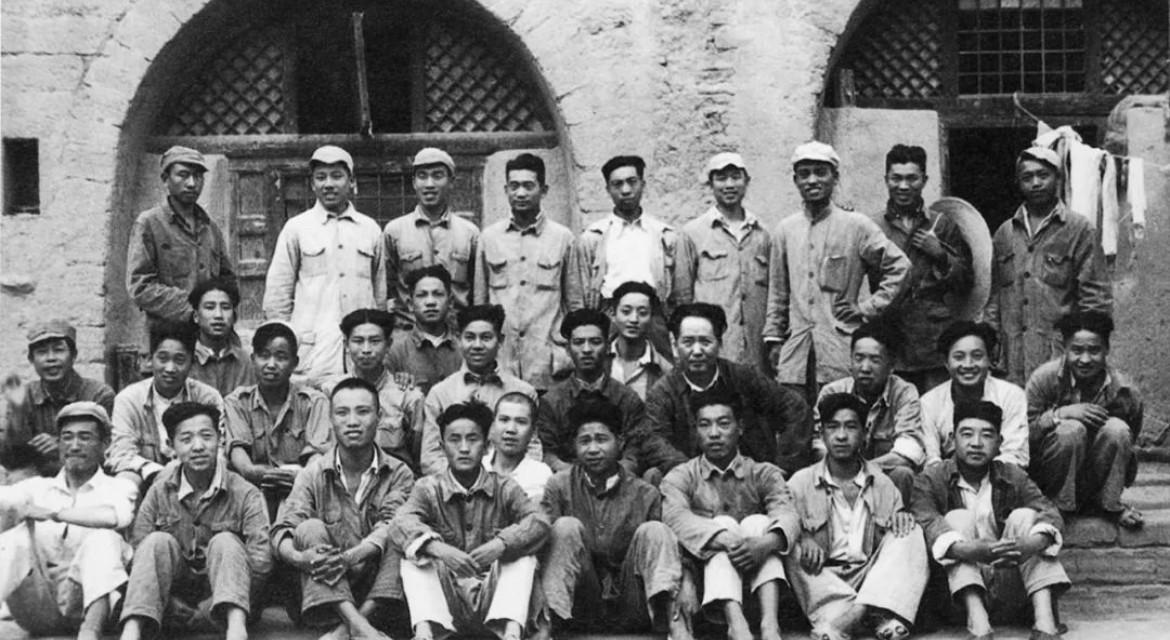 1947年7月，毛泽东主席与随同的机要人员在靖边县合影。当时正值转战陕北最紧张、