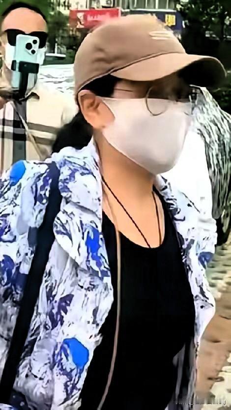 谁能不为柴桑大姐直播间的泪水破防？那句“小星星们才是真贵人”，道尽了追真路上的委