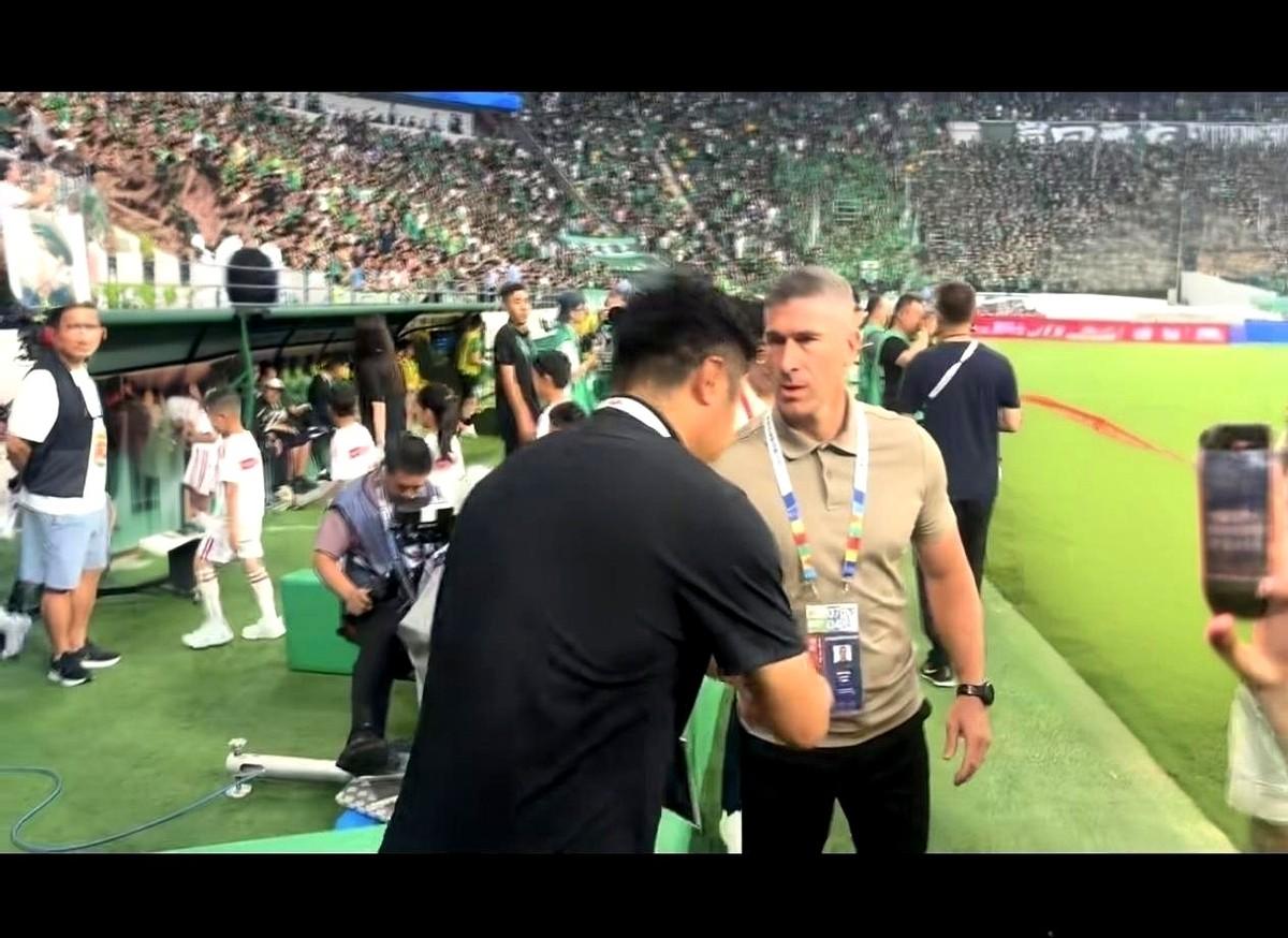比赛结束，人家主教练直接绕过了韩鹏伸出来的手。就这么直勾勾地，看都没看一眼，直