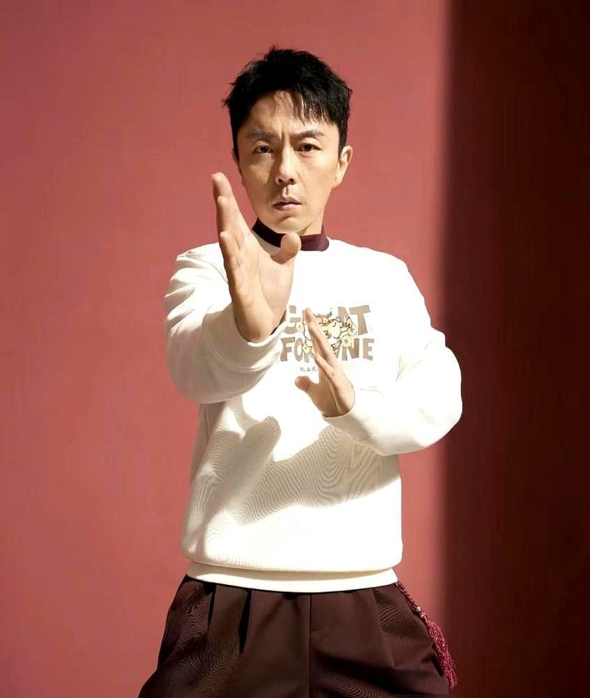 谢苗这次真把命豁出去了。你没看错，一部戏里，长达30分钟的一镜到底打戏，拳