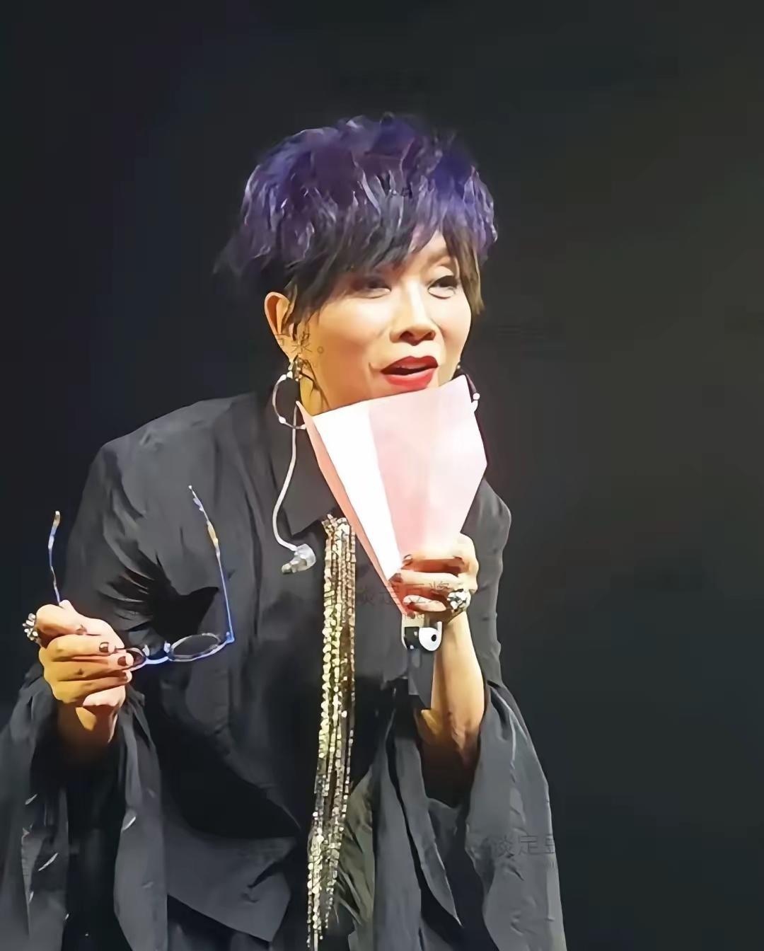 成都演唱会现场，57岁的陈明掏出老花镜的瞬间，全场笑中带泪！这位《快乐老家》的原
