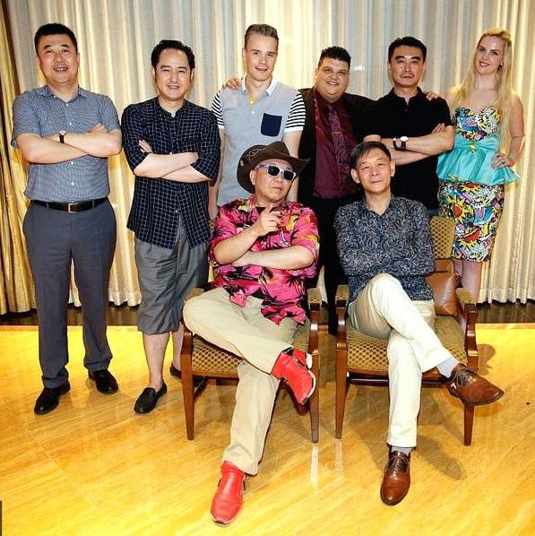 这张8人合照，我只认出了清瘦儒雅的国家一级话剧演员李光复，宽额笑面的冯雷，沉健结