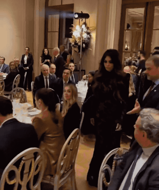 美国驻雅典女大使身穿露肉透视装：过于暴露引发巨大争议！近日，美国新任驻希腊女大使