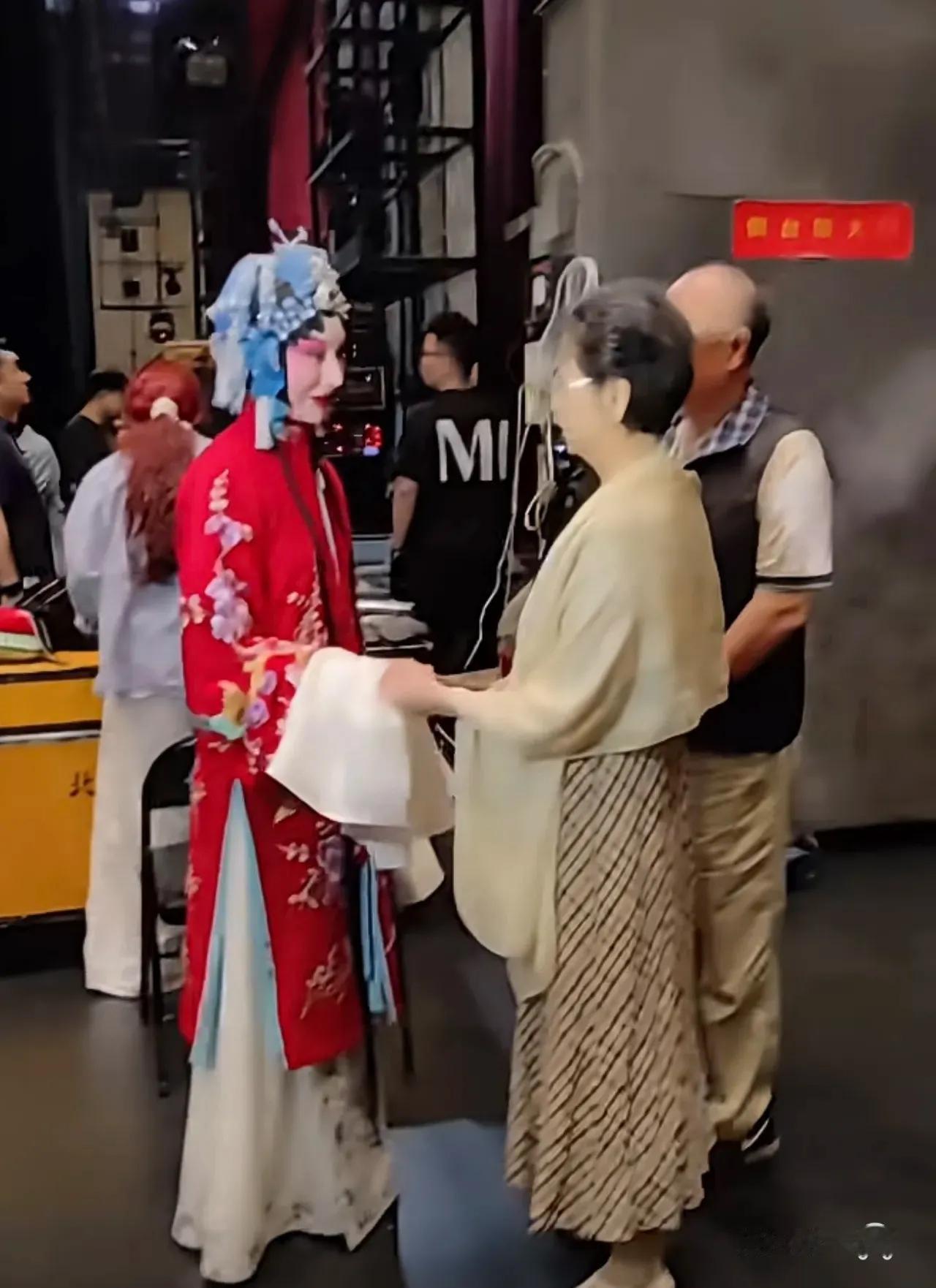 李维康的女儿耿玉菲真的好优秀哦，父母都是京剧演员，可是女儿的高考，直接进了北京大