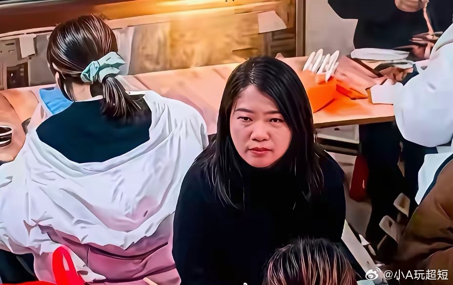 全网都知道有个‘泼汤女’，起因就是因为店内人多拥挤，店里的桌椅都靠的很近，刚刚进