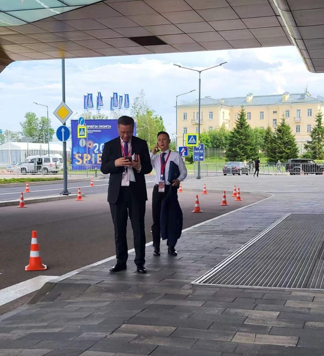 这应该是全网第一张张维为教授低头看手机的照片。拍这张照片的人应该是张教授的粉丝