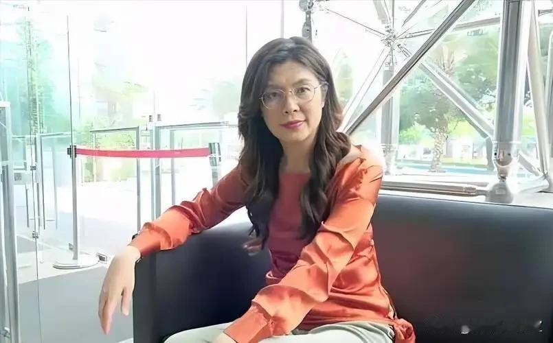 郑丽文再现强硬作风，新北不办初选，直接征召李四川。侯友宜也不演了，公开回呛:提