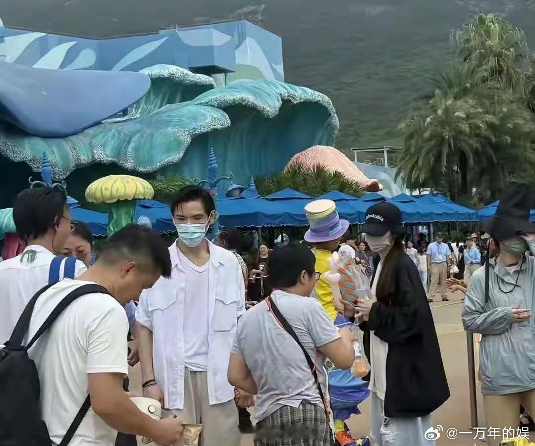 向佐一家现身珠海🌊珠海长隆出现向佐一家人身影，结伴逛乐园轻松自在，夫妻俩氛围感
