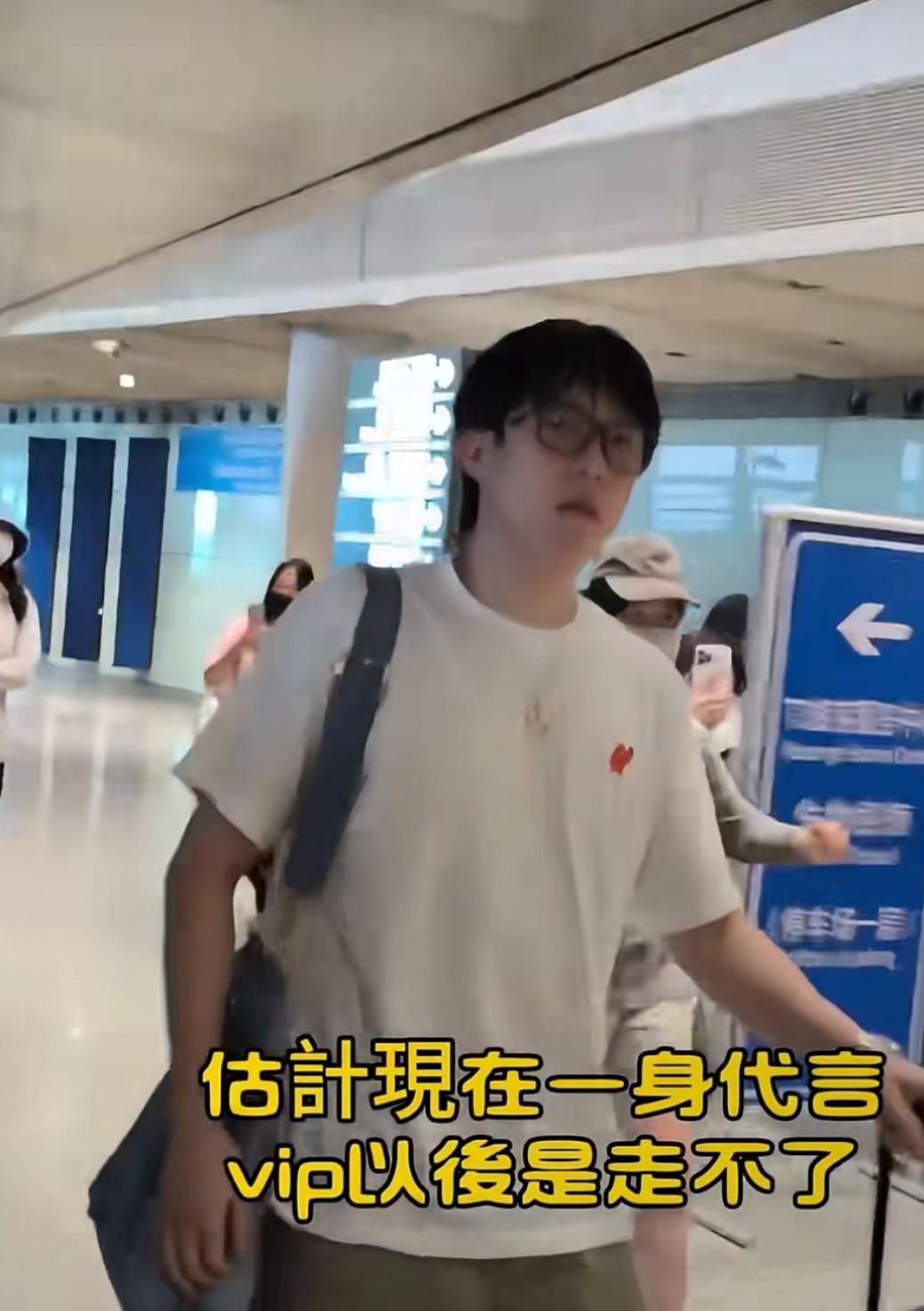 国乒抵达北京，终于平安落地了，可以好好休息了。感觉坐了好久的飞机啊，昨天早上看