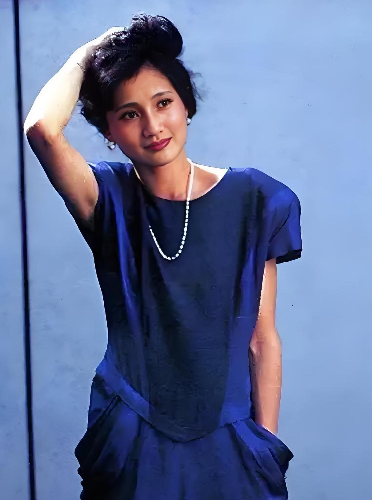 90年代过来的人，那时候感觉林芳兵才是最漂亮的大美女。每次看到她的照片都惊为天人