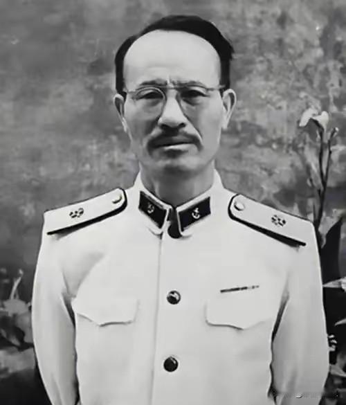 1955年授衔奇观：自己是少将，警卫员是大将，元帅见了他要叫“老师”，他却笑着说