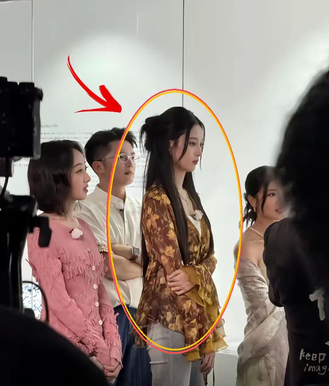 黄子韬直播卖卫生巾，张口就是“我批木”！网友：徐艺洋在后台笑到“恐怖”？他一