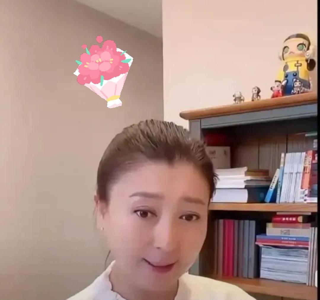 闫学晶昨晚又开播了，弹幕简直没法看。满屏都是骂她的，可她像没事人一样继续卖