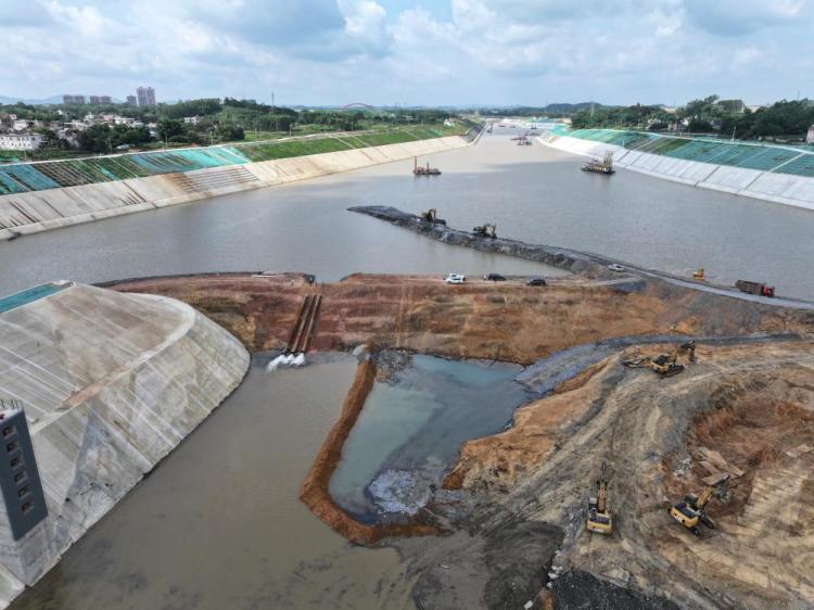 新中国成立以来首条通江达海运河平陆运河全线通水。134公里河道北接西江、南入北部