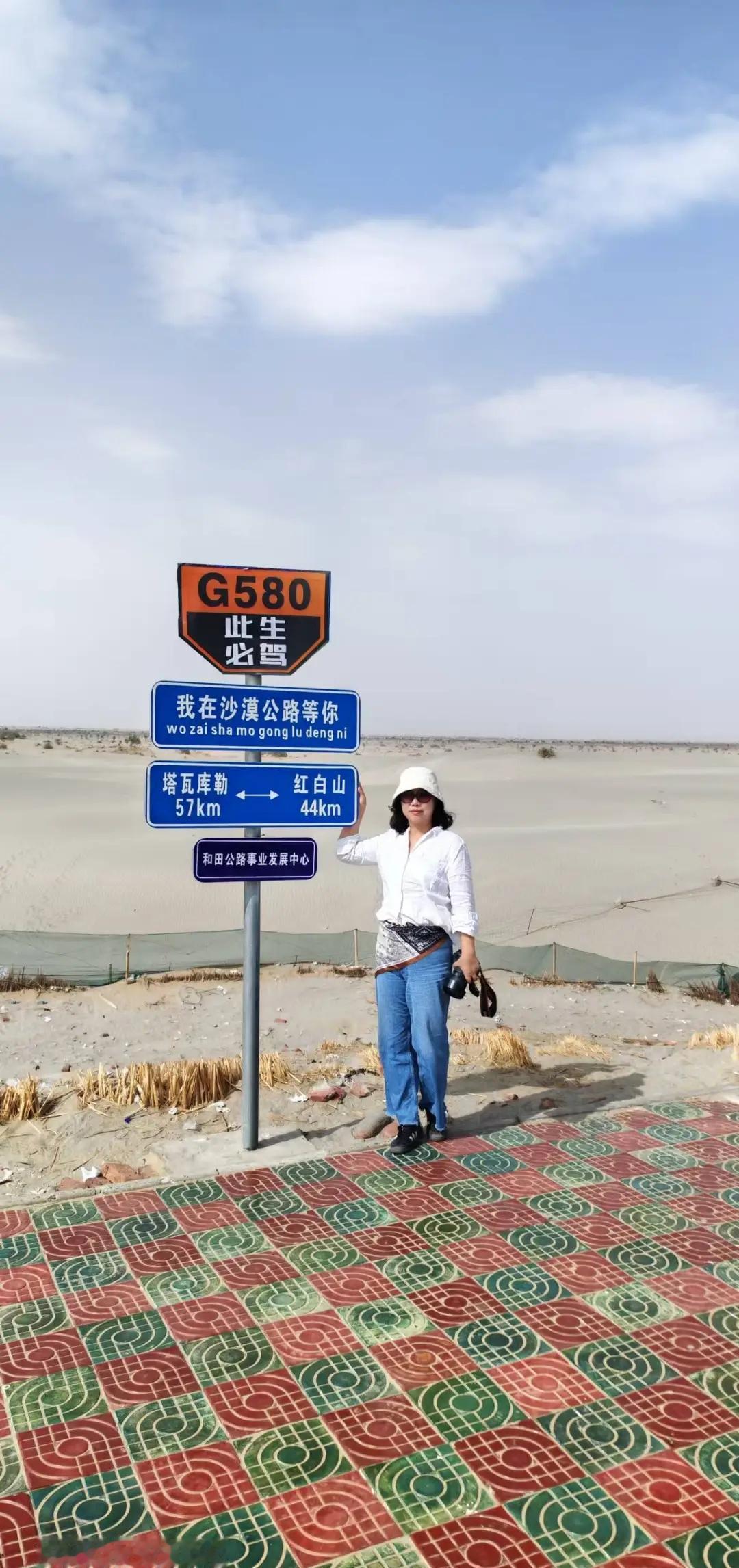 10月8号的G580沙漠公路，胡杨黄了一半一早从和田出发，走G580沙漠公路，