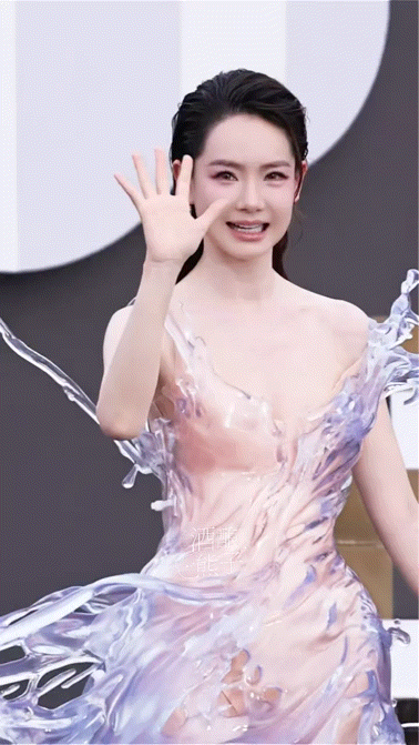 戚薇造型致敬蔡明本来只是觉得戚薇这身造型很特别，现在满脑子都是蔡明老师了，真