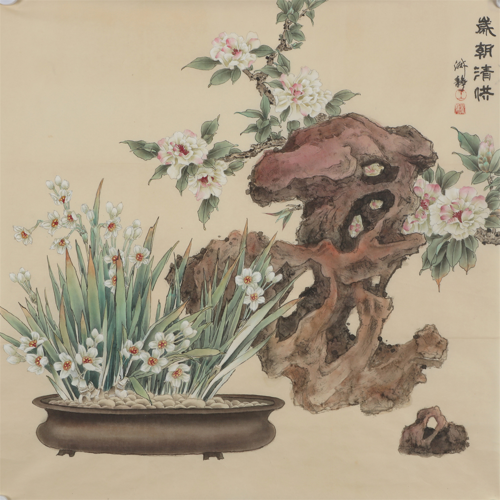 《石坚花柔，君子风度》此作巧妙运用了传统美学中的“刚柔并济”。苍劲古朴、孔洞斑驳