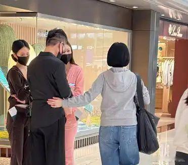 48岁小S和许雅钧现身香港机场🥳带着大女儿、二女儿一起赶路。两个小姑娘个子都蹿