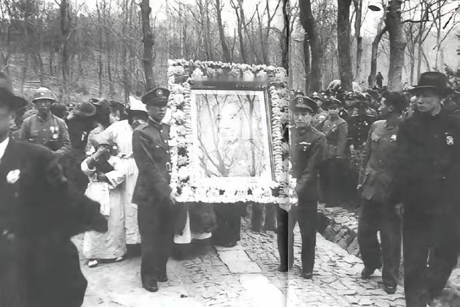 1951年，南京紫金山下几个老农，抡圆了铁镐，硬是把戴笠那水泥浇死的水牢墓给凿开