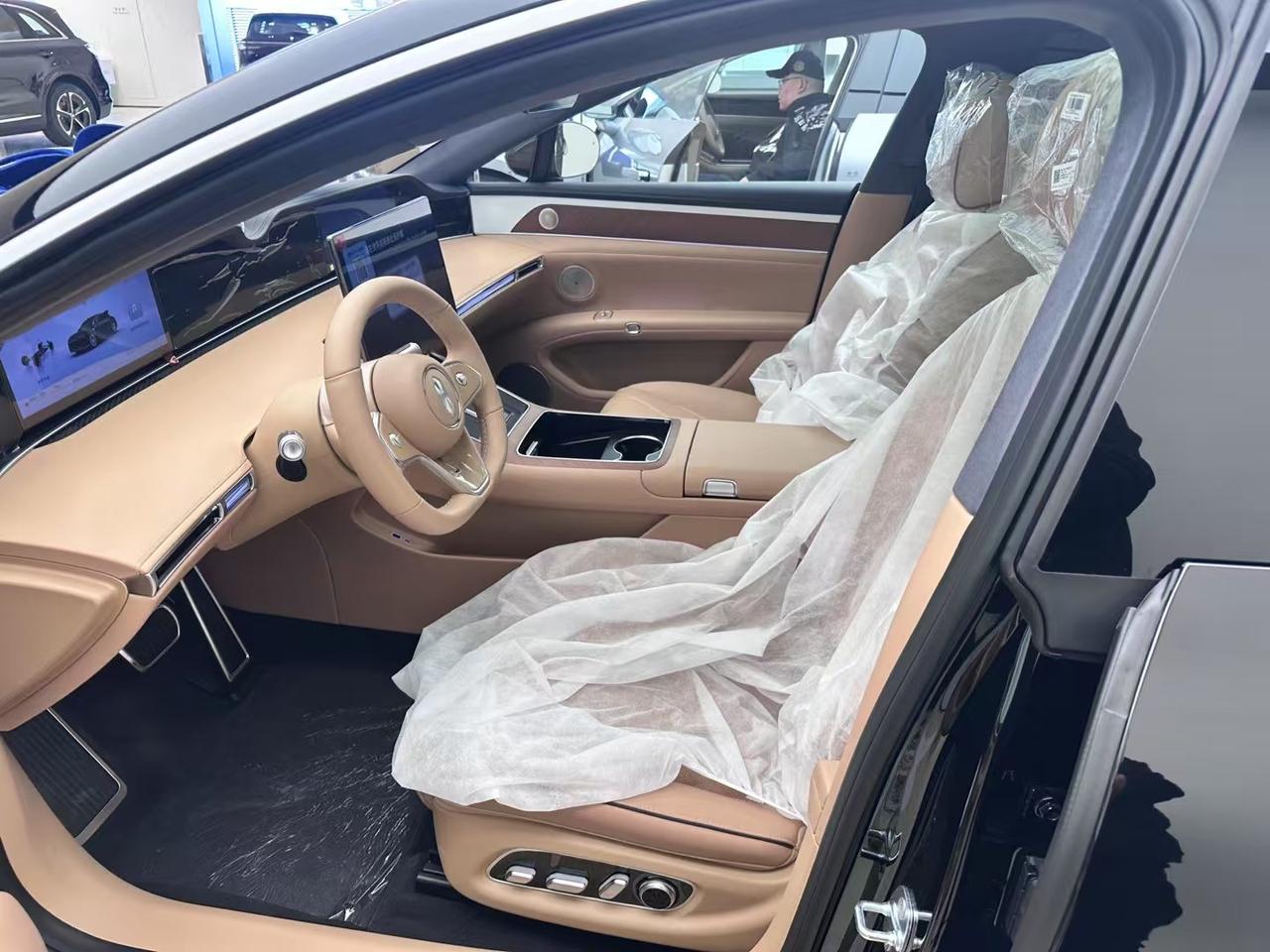 享界S9的车内用料确实比较扎实，浅棕色的内饰看起来非常漂亮。座椅不管是前排还是后