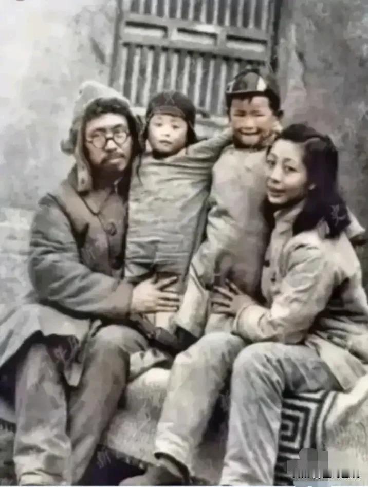 这是一张难得珍贵的照片，而照片的主人公如果不仔细看的话，你绝对不会想到他是谁？