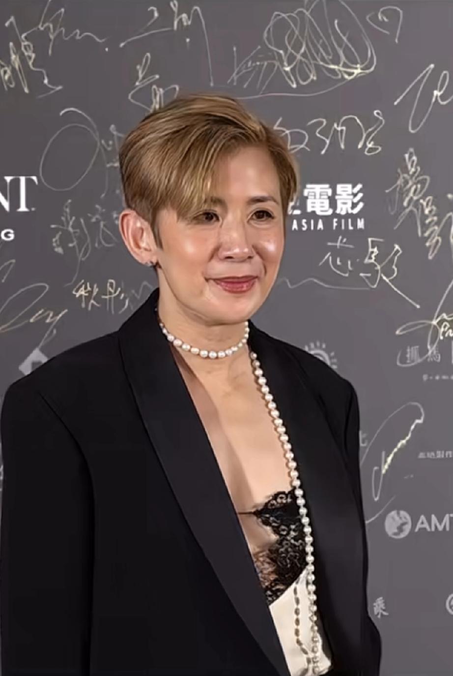 吴君如好敢穿，又帅又性感让人想到十三妹，比男人还爷们，又拽又酷，结果竟然嫁人