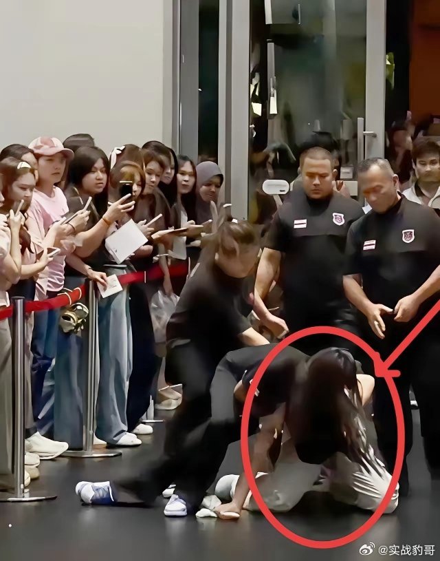 中国粉丝在泰被打艺人目睹全程未制止，这事儿真让人气愤！7月25日曼谷GMMTV书