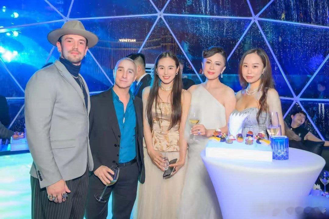刘嘉玲分享澳门活动和李冰冰，于适等人合影，她59岁状态好绝好美​​​