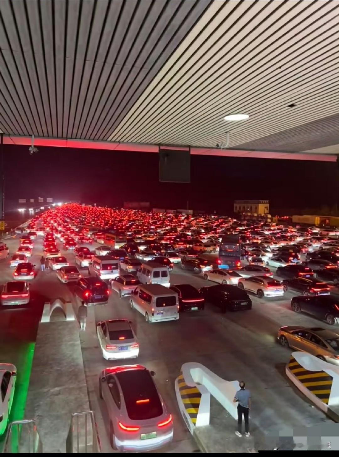 来了来了聪明人初六返程以为提前避开返程车辆没想到上了高速才发现高速上驾车堵