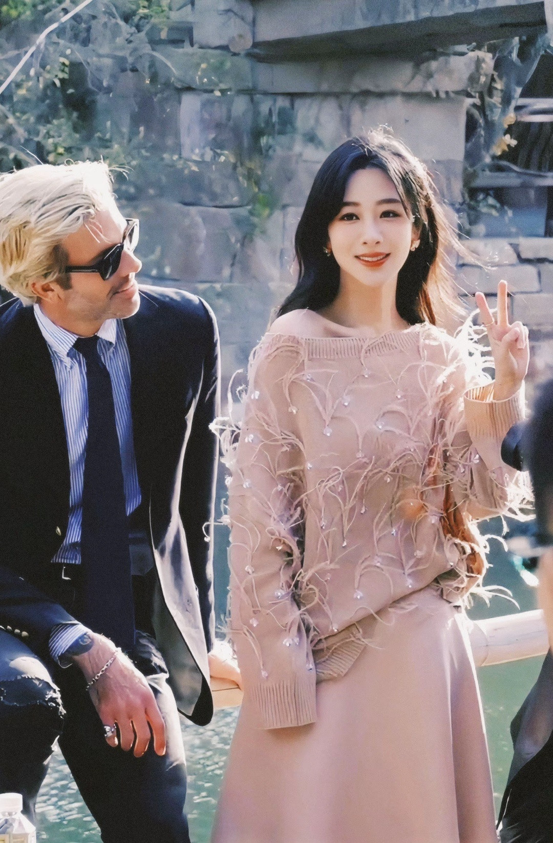 杨紫突然笑的这一下好明媚阳光洒落，微风轻拂，笑容明媚，一切都是那么刚刚好！看得