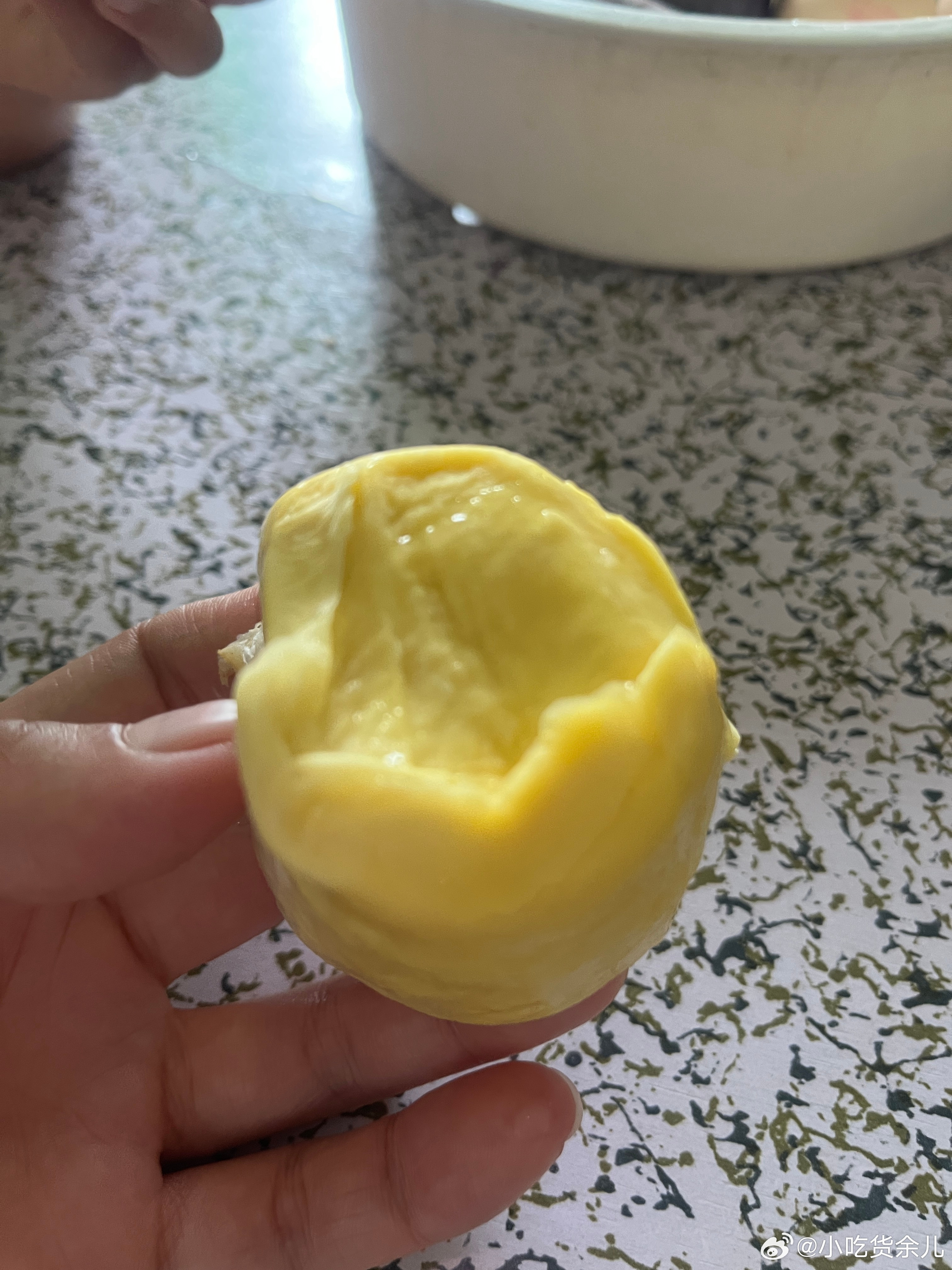 吃早餐，还有一个月饼，一人一半，柠宝吃不完。我都忘记还有榴莲，早上煮鸡蛋的时候才