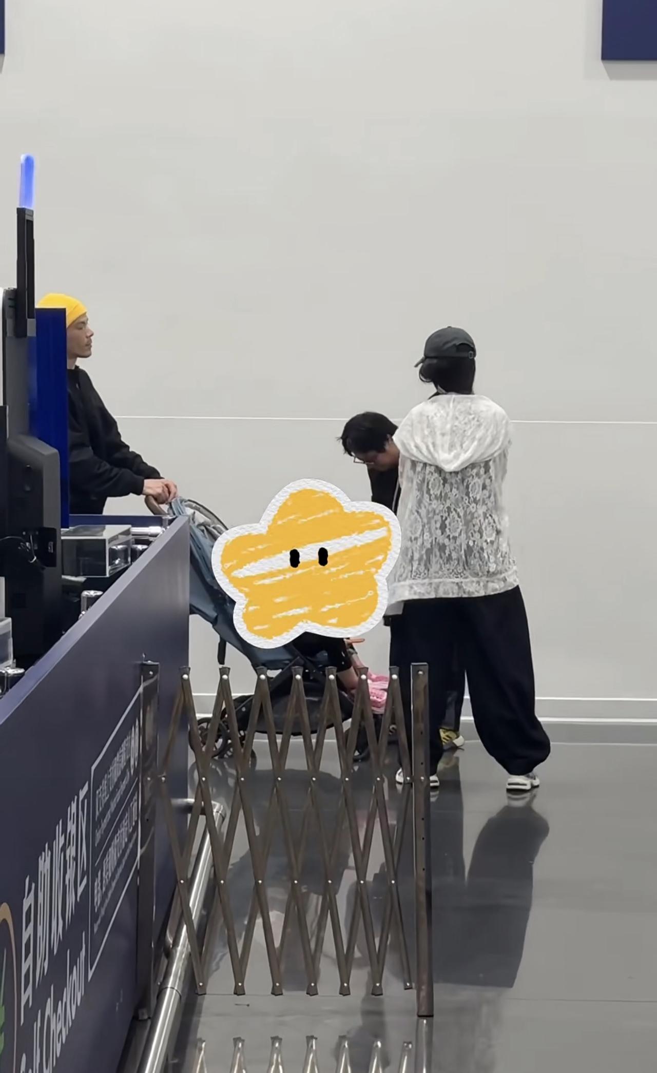 向佐一家逛超市累的够呛，向佐忙工作不停回消息，小朋友坐婴儿车不老实，累的郭碧婷头