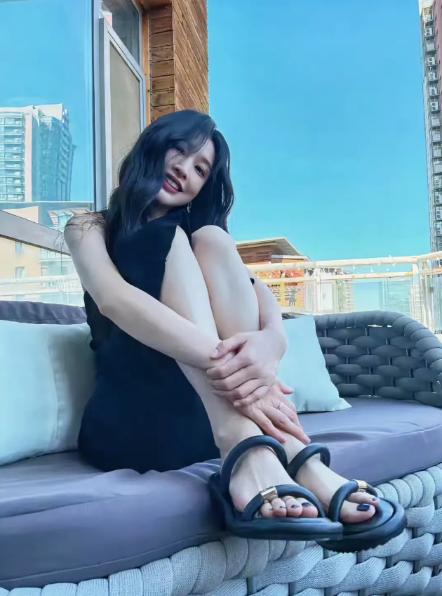 张俪，170cm，脚很完美，要是脚趾头再瘦点就更完美了！