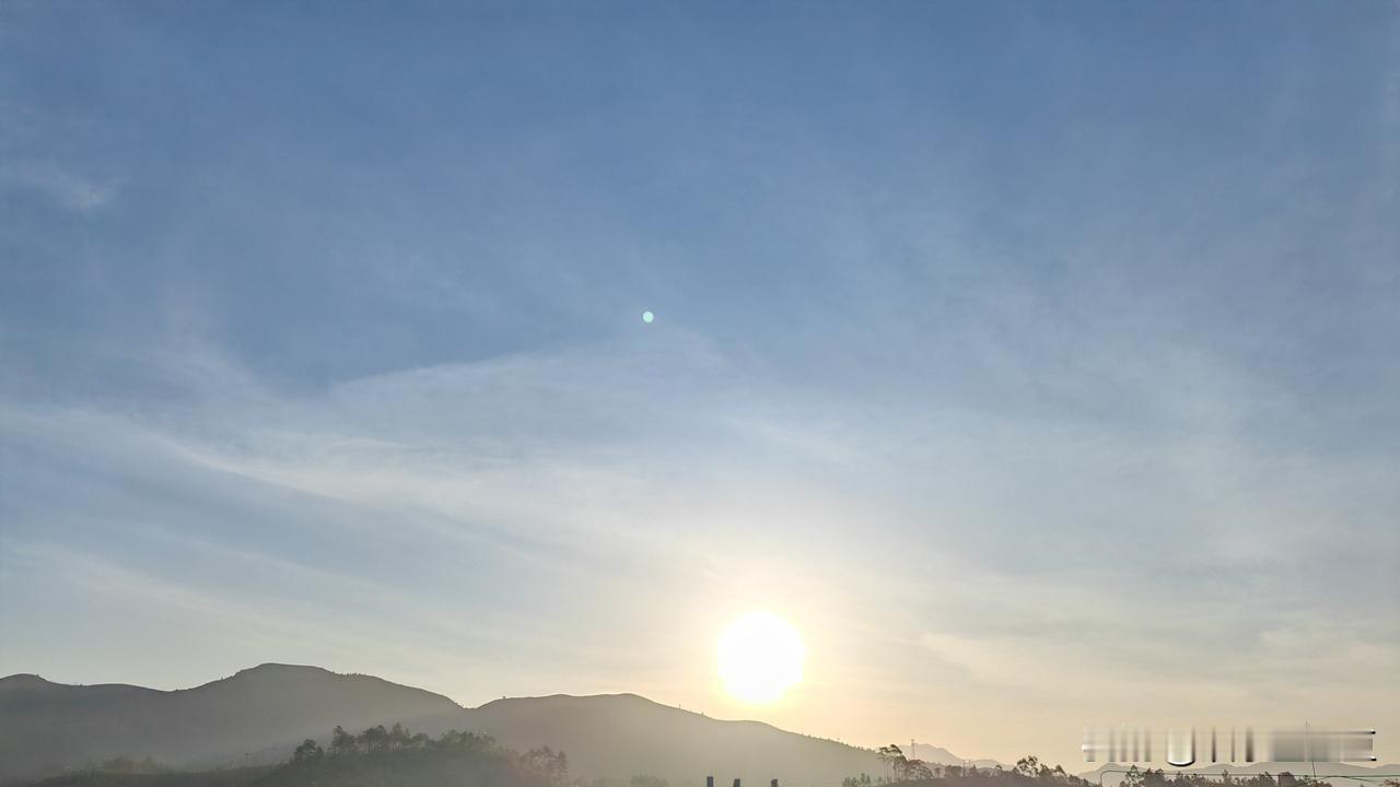 用手机也可拍到太阳旁边的星星。早晨初升的太阳旁边伴随着有一颗星星，不知这颗星星是