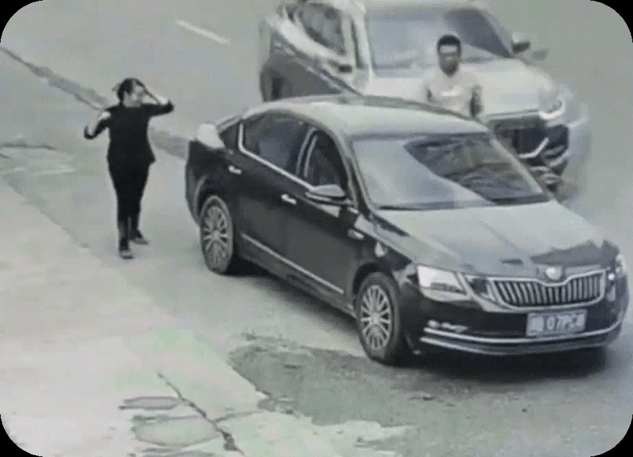 一个没长脑子随意停车，一个没带眼睛飞速开车，但凡有一个正常的人，都不会发生这样的