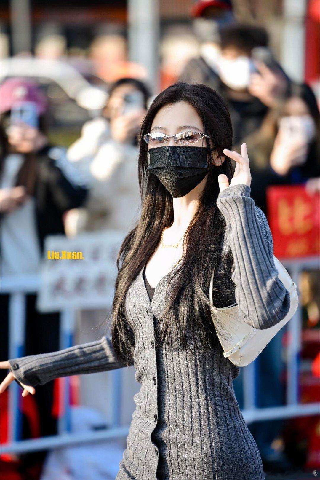 拍出了虞书欣的身材曲线，身材真的太顶了，今天完全林晚星妈妈！