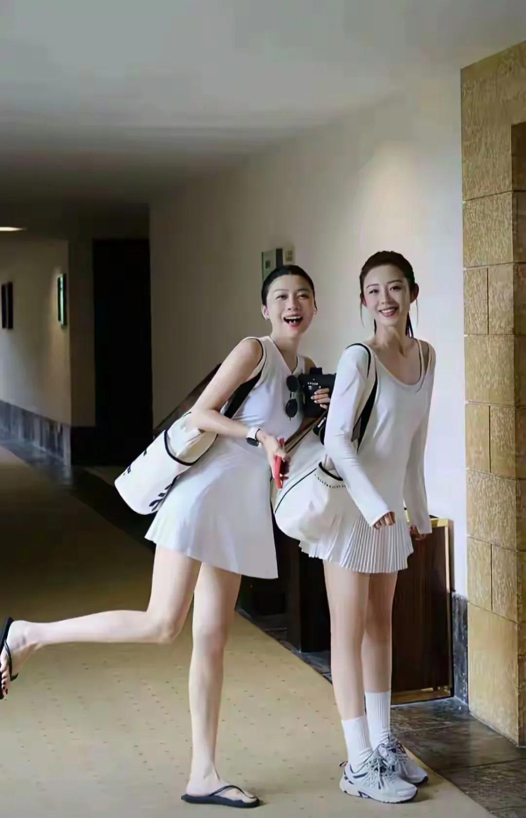 母女同框，猜猜哪个是妈妈。